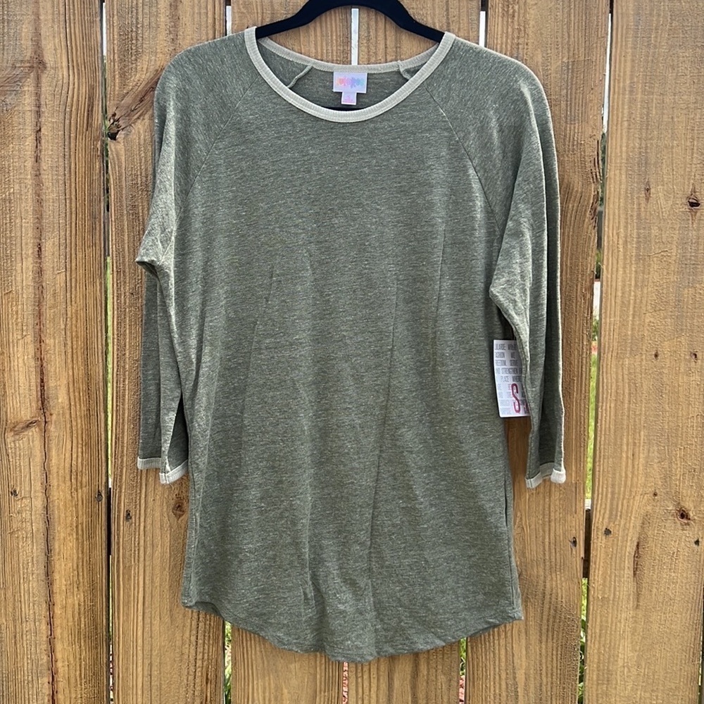NWT Lularoe Classic T Small